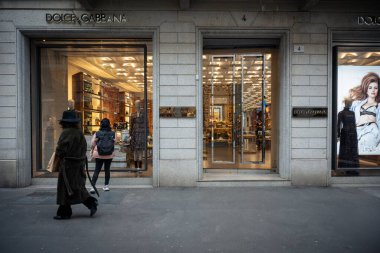 Milan, İtalya - 2026, 13 Ocak: Milano 'da şık Dolce Gabbana FW25 butik mağazası, lüks moda ve sofistike kentsel tarzı bir alışveriş bölgesinde sergiliyor