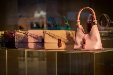 Milan, İtalya - 2026, 13 Ocak: Pastel renkli zarif Furla FW25 el çantaları lüks İtalyan tasarımı ve çağdaş stili vurgulayarak şık bir butik vitrininde sergilendi