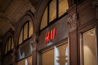 Milan, İtalya - 2026, 13 Ocak: Zarif bir HM mağazası açık tabela ve dekoratif mimari detaylarla, şık bir Milano alışveriş bölgesinde FW25 'i vurguluyor