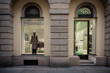 Milan, İtalya - 2026, 13 Ocak: Zarif Issey Miyake FW25 butik vitrin vitrininde modern moda ve sofistike perakende tasarımı şık Milano tarzında gözler önüne serildi