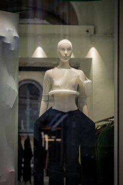 Milan, İtalya - 2026, 13 Ocak: Issey Miyake FW25 pencere vitrininde modern bir butik ortamda yenilikçi heykeller ve kalın geometrik şekiller sergilenmektedir.