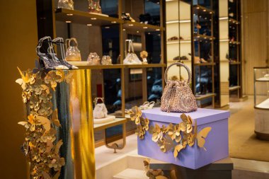 Milan, İtalya - 2026, 13 Ocak: Altın kelebek aksanlı şık Jimmy Choo FW25 butik sergisi, lüks el çantaları ve modern perakende seti içinde tasarımcı ayakkabıları