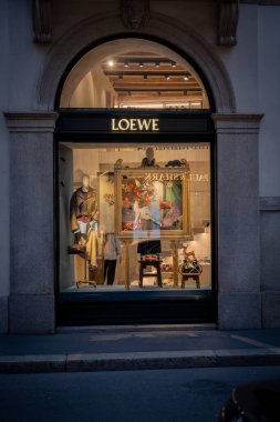 Milan, İtalya - 2026, 13 Ocak: Milano 'da şık Loewe FW25 butik vitrinleri, lüks moda, şık aksesuarlar ve sofistike görsel pazarlama