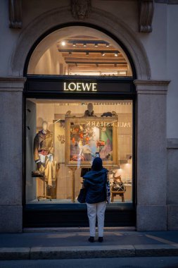 Milan, İtalya - 2026, 13 Ocak: Milano 'da şık bir Loewe FW25 butik vitrini, şık bir şehir ortamında sanatsal tasarım ve lüks moda içeriyor.