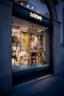 Milan, İtalya - 2026, 13 Ocak: Loewe FW25 butik vitrin vitrinine çarpmak, sofistike bir şehir ortamında yaratıcı görsel ticareti ve lüks modayı içeriyor.