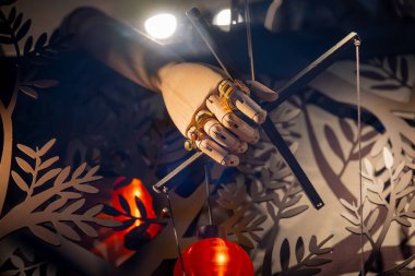 Milan, İtalya - 2026, 13 Ocak: Çarpıcı Loewe FW25 vitrininde cesur ve modern bir perakende satış için sanatsal el heykeli, altın mücevher ve dramatik ışıklandırma sergileniyor