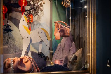 Milan, İtalya - 2026, 13 Ocak: Zarif Loewe FW25 vitrininde lüks el çantaları, sanatsal dekor ve şık bir butik mağazada yaratıcı görsel pazarlama yer alıyor.