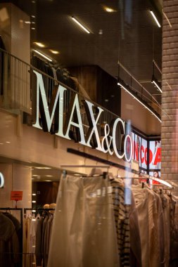 Milan, İtalya - 2026, 13 Ocak: Zarif Max and Co butik FW25 koleksiyonunu modern, şık bir perakende mağazasında sergiliyor.