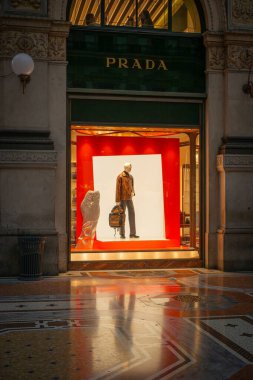 Milan, İtalya - 2026, 13 Ocak: Lüks bir butikte Prada FW25 vitrinine çarpmak, cesur renkler ve Milano ikonik düzeninde modern tasarım