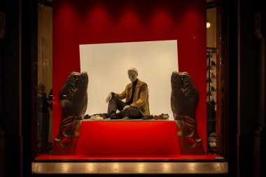 Milan, İtalya - 2026, 13 Ocak: Cesur kırmızı zemin, zarif manken ve lüks aksesuarlar ile modern İtalyan tarzını yakalayan Prada FW25 vitrinine çarpmak