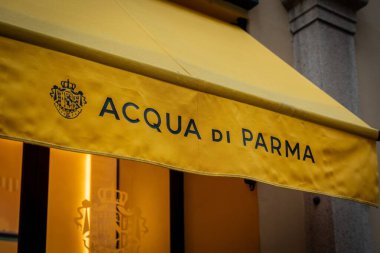 Milan, İtalya - 2026, 3 Şubat: Özel sarı tenteli ve zarif mağaza vitrinli Acqua di Parma butiği, lüks parfüm markası ve İtalyan sofistiketiyle sergileniyor