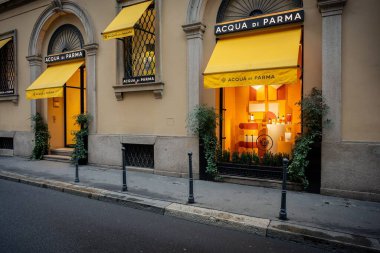 Milan, İtalya - 2026, 3 Şubat: Acqua di Parma butik vitrininde canlı sarı tenteler, zarif ışıklandırma ve sofistike İtalyan tarzı parfümler sergileniyor
