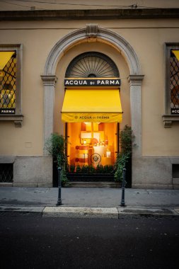 Milan, İtalya - 2026, 3 Şubat: Canlı sarı tenteli ve zarif parfümlü, lüks ve İtalyan tarzını ön plana çıkaran Acqua di Parma butik penceresi