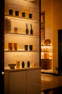 Milan, İtalya - 2026, 3 Şubat: Lüks bir butik vitrinde şık Acqua di Parma parfümü sergisi, aydınlık raflar ve sofistike İtalyan tasarımı