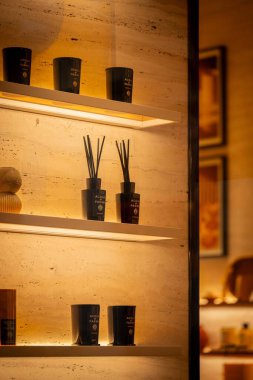 Milan, İtalya - 2026, 3 Şubat: Zarif Acqua di Parma parfümleri ve mumlar şık, sıcacık bir mağaza vitrininde sergilendi, İtalyan lüksü ve rafine tasarımı ön plana çıkardı