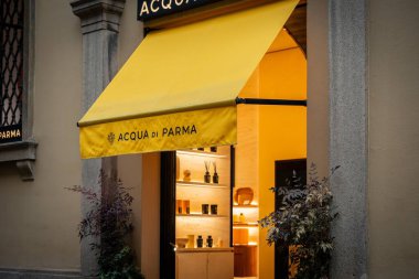 Milan, İtalya - 2026, 3 Şubat: Acqua di Parma butik vitrininde zarif kokular ve lüks dekorlar sergilenirken, müşteriler imza sarı ve modern tarzda alışveriş yapmaya davet ediliyor
