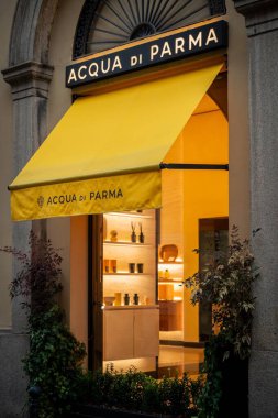 Milan, İtalya - 2026, 3 Şubat: Zarif Acqua di Parma mağazası önü, canlı sarı tente ve lüks koku gösterimi, rafine İtalyan tarzı ve premium markalaştırma