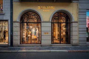 Milan, İtalya - 2026, 3 Şubat: Balmain FW25 koleksiyonu lüks tarzı ve Milan 'ın kalbinde zarif modern tasarımı ön plana çıkaran şık bir butik vitrininde sergilendi