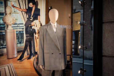 Milan, İtalya - 2026, 3 Şubat: Balmain FW25 koleksiyonu şık bir mağaza vitrininde sergilendi, özel dikim ekose takım elbise ve zarif, modern butik tasarım