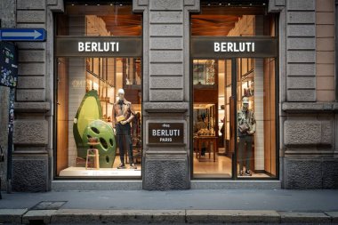 Milan, İtalya - 2026, 3 Şubat: Berluti FW25 koleksiyonu lüks moda ve şık tasarımı ön plana çıkaran şık bir mağaza vitrininde sergilendi