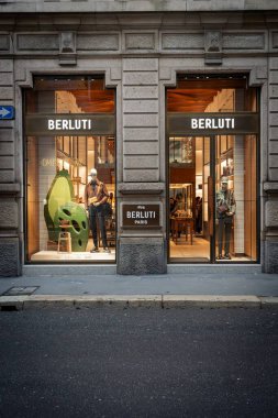 Milan, İtalya - 2026, 3 Şubat: Berluti FW25 mağazasının vitrininde şık erkek giyim, modern tasarım ve lüks moda cazibesi şık bir Milano dekorunda yer alıyor