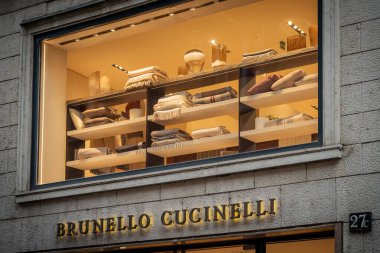 Milan, İtalya - 2026, 3 Şubat: Brunello Cuccinelli FW25 mağazasının vitrininde zarif tekstil ve aksesuarlar sergileniyor.
