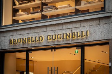 Milan, İtalya - 2026, 3 Şubat: Brunello Cuccinelli FW25 koleksiyonu lüks moda ve sofistike İtalyan tasarımı ön plana çıkarak rafine bir mağaza vitrininde sergilendi