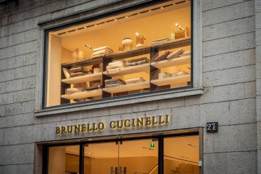 Milan, İtalya - 2026, 3 Şubat: Brunello Cuccinelli FW25 mağazası penceresi, Milano 'nun kalbinde lüks moda, zarif tasarım ve sofistike stili vurguluyor