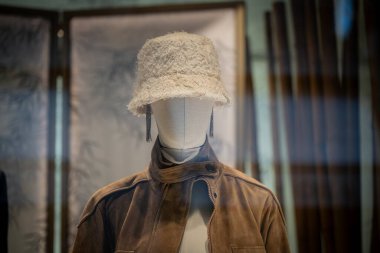 Milan, İtalya - 2026, 3 Şubat: Brunello Cuccinelli FW25 mağazasının vitrininde zarif bir süet ceket ve desenli şapka bulunuyor.