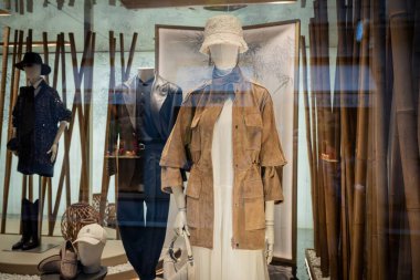 Milan, İtalya - 2026, 3 Şubat: Brunello Cuccinelli FW25 koleksiyonu zarif nötr tonlar ve sofistike modern stil içeren şık bir mağaza vitrininde sergilenmektedir.