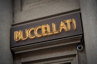 Milan, İtalya - 2026, 3 Şubat: Zarif Buccellati lüks mağazası, ışıklandırılmış altın tabelaları ve moda bölgesinin kalbinde rafine edilmiş mimari ayrıntılarıyla
