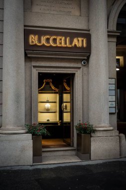 Milan, İtalya - 2026, 3 Şubat: Zarif Buccellati lüks mağazası, ışıklı tabelaları, mermer sütunları ve prestijli bir şehir merkezinde rafine mücevherleri sergileniyor.
