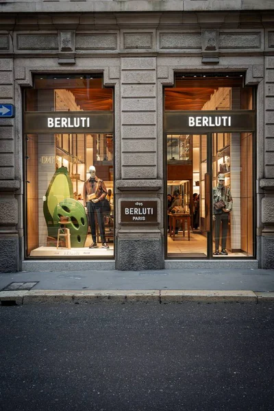 Milan, İtalya - 2026, 3 Şubat: Berluti FW25 mağazasının vitrininde şık erkek giyim, modern tasarım ve lüks moda cazibesi şık bir Milano dekorunda yer alıyor