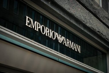 Milan, İtalya - 2026, 3 Şubat: Emporio Armani FW25 mağaza vitrininde aydınlatma logosu, modern mimari ve moda bölgesinin kalbinde zarif şehir tarzı