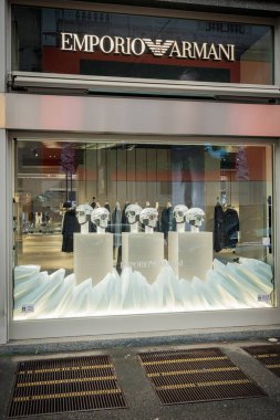 Milan, İtalya - 2026, 3 Şubat: Emporio Armani FW25 vitrininde modern lüks ve sofistike İtalyan stilini vurgulayan zarif mankenler ve şık moda yer alıyor