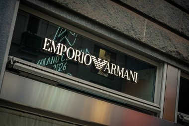 Milan, İtalya - 2026, 3 Şubat: Emporio Armani FW25 Moda başkentinin kalbinde ışıklı logo, gösterişli mimari ve kentsel lüks stile sahip mağaza penceresi