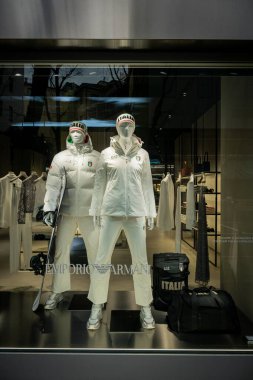 Milan, İtalya - 2026, 3 Şubat: Emporio Armani FW25 mağazası penceresi şık beyaz kışlık kıyafetler, şık aksesuarlar ve sofistike, modern moda gösterisi