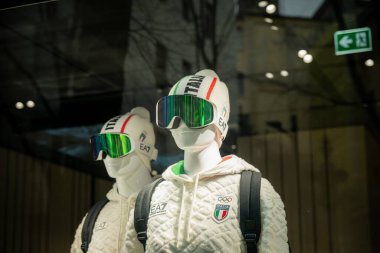 Milan, İtalya - 2026, 3 Şubat: Emporio Armani FW25 vitrininde örtülü ceketler, kayak gözlükleri ve lüks kış modası modelleri sergileniyor