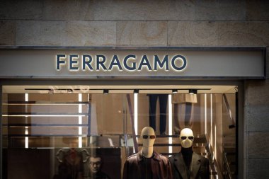 Milan, İtalya - 2026, 3 Şubat: Ferragamo FW25 butik vitrininde lüks moda ve modern zarafet sergileniyor.