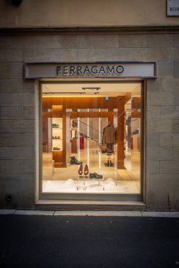 Milan, İtalya - 2026, 3 Şubat: Ferragamo FW25 butik vitrininde lüks ayakkabı ve aksesuarlar sergileniyor.