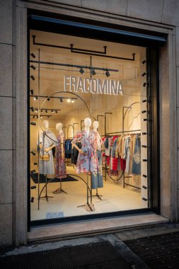 Milan, İtalya - 2026, 3 Şubat: Francomina FW25 butik vitrininde şık çiçekli elbiseler ve şık kıyafetler sergileniyor, modern İtalyan moda trendleri vurgulanıyor