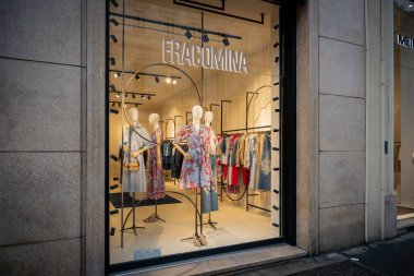 Milan, İtalya - 2026, 3 Şubat: Francomina FW25 butik vitrininde modern İtalyan moda tarzını vurgulayan şık çiçekli elbiseler ve moda kıyafetleri sergileniyor