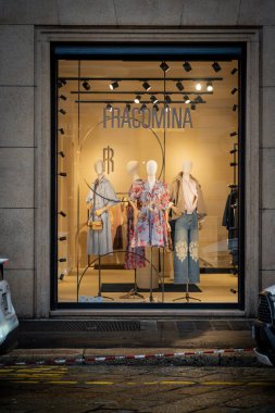Milan, İtalya - 2026, 3 Şubat: Francomina FW25 butik vitrin vitrininde şık çiçekli ve kot görünümlü, canlı, çağdaş moda eğilimleri vurgulanıyor