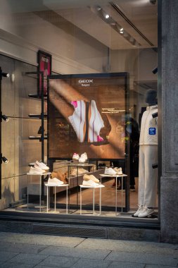 Milan, İtalya - 2026, 3 Şubat: Geox FW25 vitrinleri şık spor ayakkabıları ve modern moda eğilimlerini canlı, lüks bir perakende ortamında sergiliyor