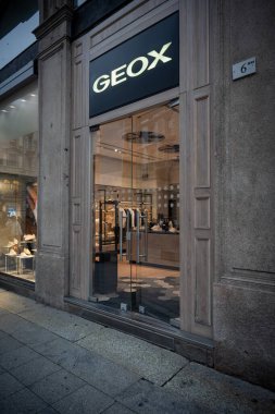 Milan, İtalya - 2026, 3 Şubat: Geox FW25 mağazası modern tasarım, zarif ışıklandırma ve birinci sınıf bir moda bölgesinde şık bir perakende satış mağazası