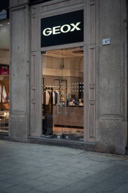 Milan, İtalya - 2026, 3 Şubat: Modern cam girişli Geox FW25 butiği, şık perakende satış ve lüks bir şehir ortamında sergilenen şık İtalyan modası