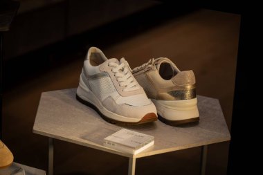 Milan, İtalya - 2026, 3 Şubat: Metalik aksan ve premium malzemelerle sergilenen Geox FW25 spor ayakkabıları, modern İtalyan moda ve lüks ayakkabı eğilimlerini vurguluyor