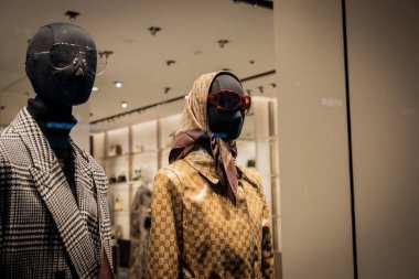 Milan, İtalya - 2026, 3 Şubat: Gucci FW25 vitrinleri, kalın desenler, lüks dokular ve şık aksesuarlar, çağdaş İtalyan modasının özünü yansıtıyor