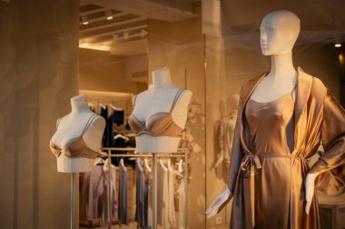 Milan, İtalya - 2026, 3 Şubat: Zarif mankenlere sergilenen İntimissimi FW25 iç çamaşırı ve saten bornoz, lüks moda ve sofistike butik stili ön plana çıkarıyor