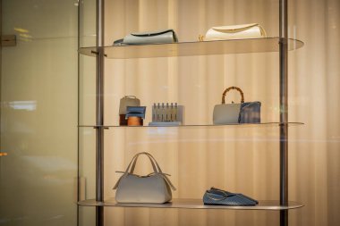 Milan, İtalya - 2026, 3 Şubat: Jil Sander FW25 butik sergisi yumuşak pastel renkte zarif el çantaları ve aksesuarları, rafine lüks ve modern tasarımı ön plana çıkarıyor